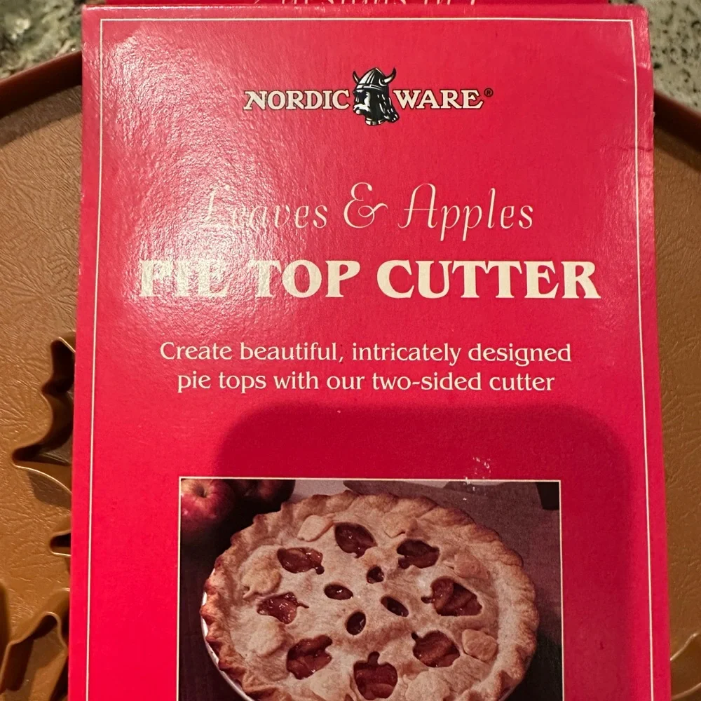 NEW Nordic Ware Pie Top Cutter Leaves and Apples‎ Reversible Fall Autumn